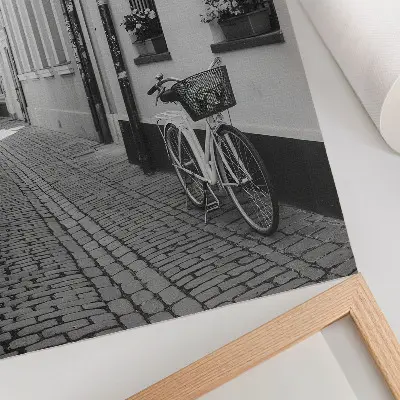 Poster svartvitt motiv av gata med hyreshus, blommor och cykel