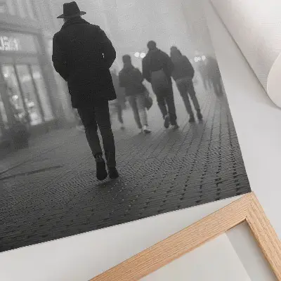Dekorativ väggaffisch figur i hatt med paraplyer i dimma