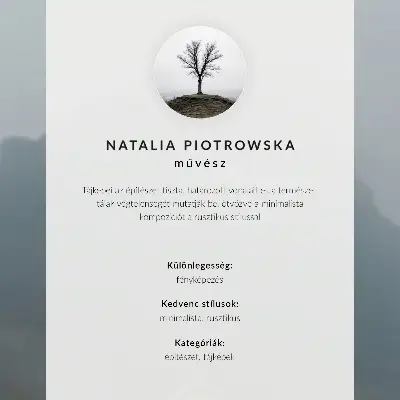 Dekorativ väggaffisch gult hus bland dimmiga berg i lugn atmosfär