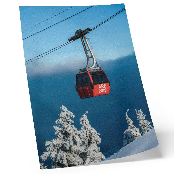 Väggposter vinterlandskap med röd gondol och vita träd