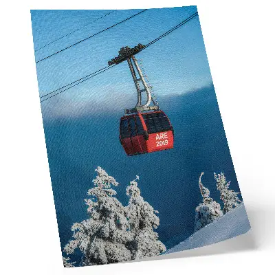 Väggposter vinterlandskap med röd gondol och vita träd