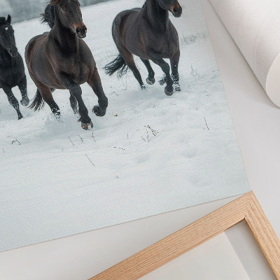Hållbar väggposter Svarta hästar i rörelse mot en snöig bakgrund
