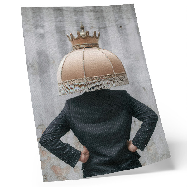 Affisch En raffinerad lampskärm, en elegant kostym, en kontrast av texturer