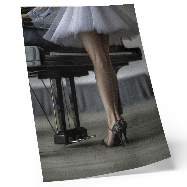 Dekorativ väggaffisch Ballerina vid pianot, elegans och delikatess
