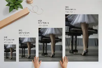 Dekorativ väggaffisch med motiv av en ballerina vid pianot i en elegant och delikat stil