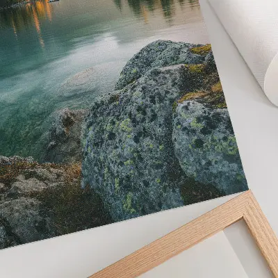 Poster berg, sjö, ö i en dimmig morgon