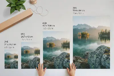 Poster berg, sjö, ö i en dimmig morgon