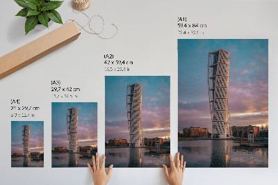 Hållbar väggposter Ett modernt torn mot bakgrund av solnedgången