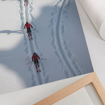 Dekorativ väggaffisch Skidåkare i snön med röda jackor