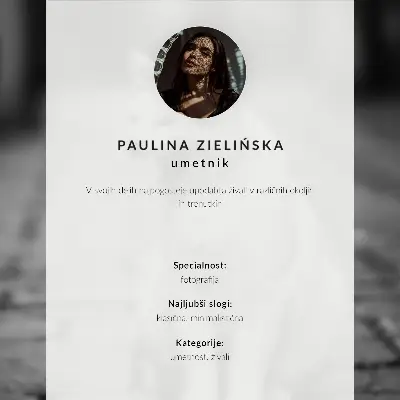 Poster bedårande katt på en kullerstensgata i svartvitt