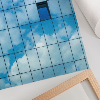Poster En glasfasad som speglar himlen och molnen