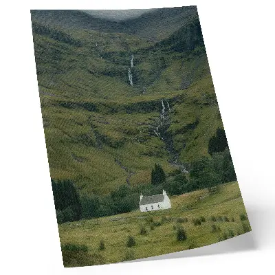 Hållbar väggposter gröna kullar med en pittoresk stuga i fridfull atmosfär