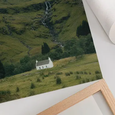 Hållbar väggposter gröna kullar med en pittoresk stuga i fridfull atmosfär