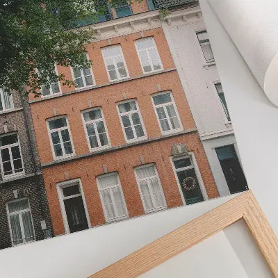 Hållbar väggposter med motiv av färgglada fasader, gröna träd och solig himmel