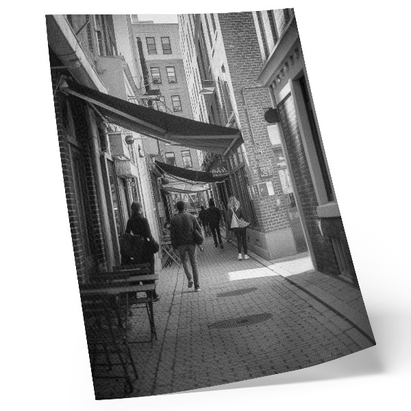 Hållbar väggposter Svarta och vita smala gatu tegel urbana fasader