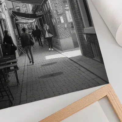 Väggposter svartvitt fotografi av smal gränd med tegelfasader