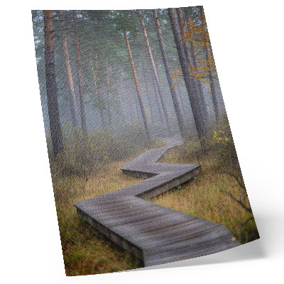 Hållbar väggposter En trästig bland träd i dimman