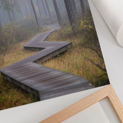 Hållbar väggposter En trästig bland träd i dimman
