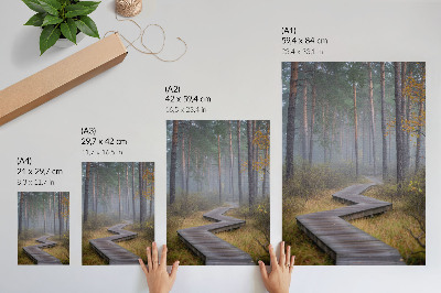 Hållbar väggposter En trästig bland träd i dimman