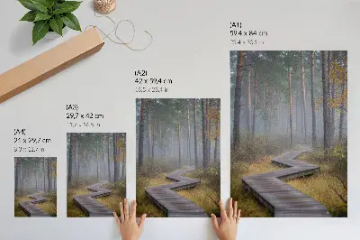 Hållbar väggposter en trästig genom dimmig skog