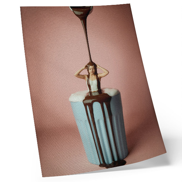 Hållbar väggposter Person i en kopp choklad på en rosa bakgrund
