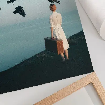 Affisch kvinna med resväska och fåglar mot en surrealistisk himmel
