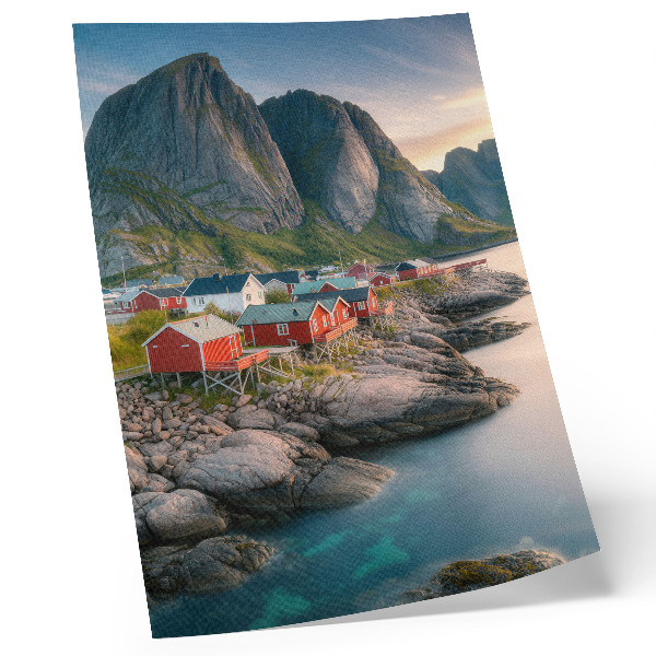 Dekorativ väggaffisch Charmiga stugor, ett lugnt hav och majestätiska berg