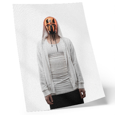 Dekorativ väggaffisch En figur med en orange mask i vita kläder