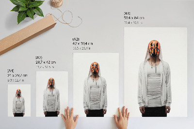 Dekorativ väggaffisch En figur med en orange mask i vita kläder