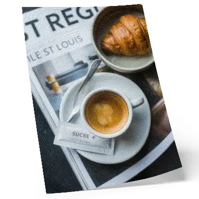 Dekorativ väggaffisch med motiv av kaffe och croissant i svartvitt för en elegant känsla