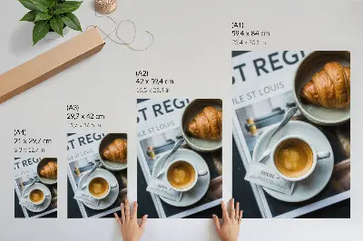 Dekorativ väggaffisch med motiv av kaffe och croissant i svartvitt för en elegant känsla
