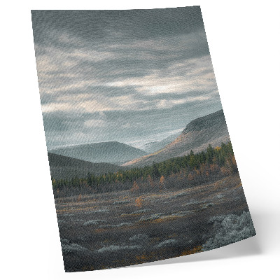 Hållbar väggposter Molniga berg, gröna träd, fridfull dal
