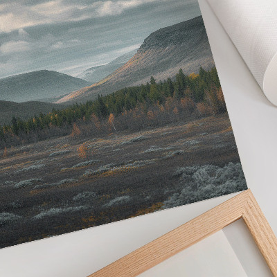 Hållbar väggposter Molniga berg, gröna träd, fridfull dal