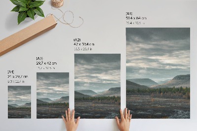 Hållbar väggposter Molniga berg, gröna träd, fridfull dal