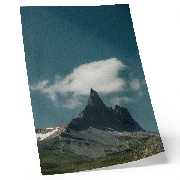 Väggposter dramatisk bergstopp med spetsigt moln