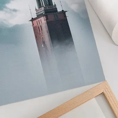 Väggaffisch ett historiskt torn i delikat dimma