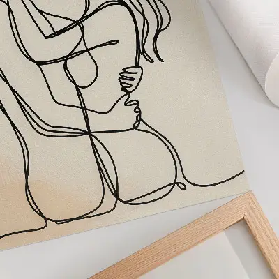 Poster minimalistiskt motiv av ett älskande par mot en beige bakgrund