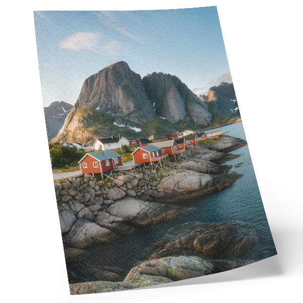 Affisch Röda hus fjord berg solnedgång