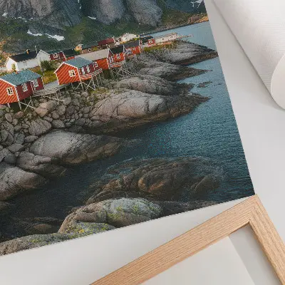 Affisch röda hus vid en fjord med berg i solnedgång