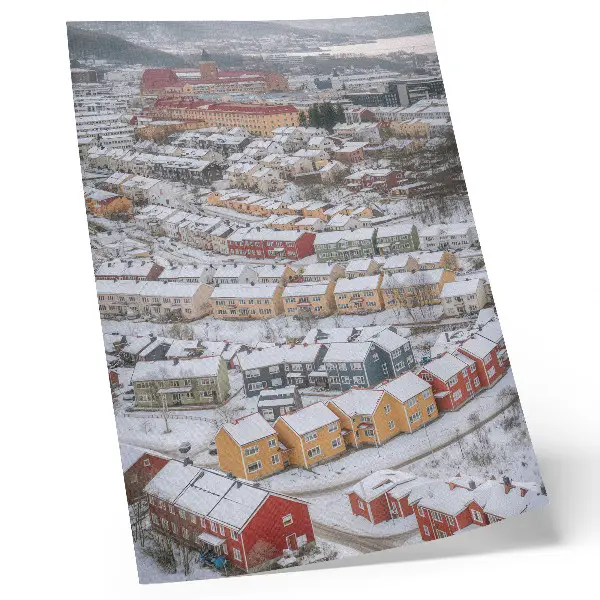 Affisch med motiv av färgglada hus i ett vinterlandskap