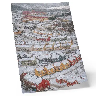Affisch med motiv av färgglada hus i ett vinterlandskap