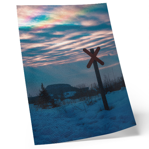 Poster Atmosfäriskt vinterlandskap, färgglada moln, ensamt tecken