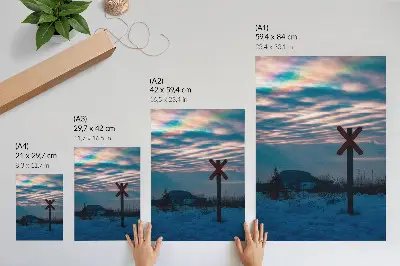 Poster atmosfäriskt vinterlandskap med färgglada moln och en ensam gestalt