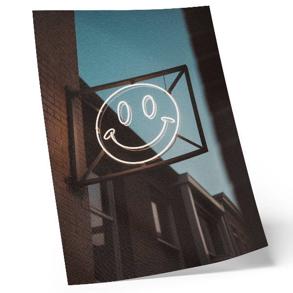 Hållbar väggposter Neon ansikte mot en tegelvägg
