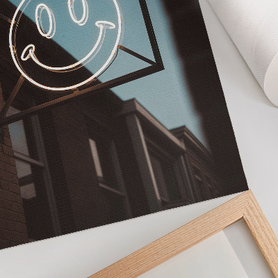Hållbar väggposter Neon ansikte mot en tegelvägg