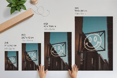 Hållbar väggposter Neon ansikte mot en tegelvägg