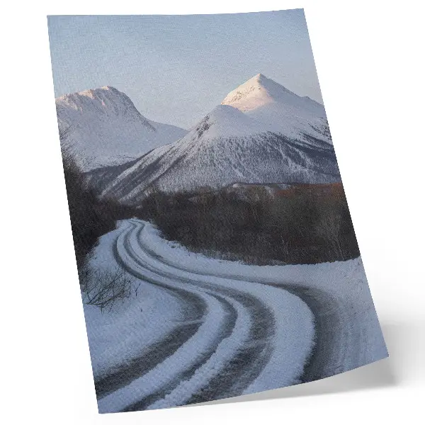 Poster vackert vinterlandskap med berg och slingrande väg