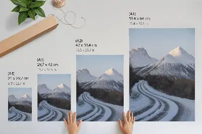 Poster vackert vinterlandskap med berg och slingrande väg