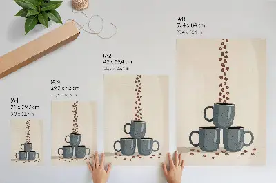 Poster grå muggar på en krämfärgad bakgrund med kaffebönor