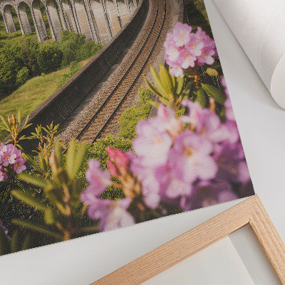 Hållbar väggposter Stenviadukt gröna kullar pastellblommor